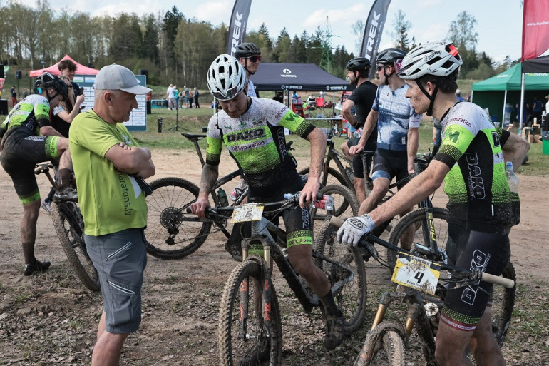 FOTO: Ķegumā atklāta lielākā kalnu divriteņu “Vivus MTB maratona” sezona
