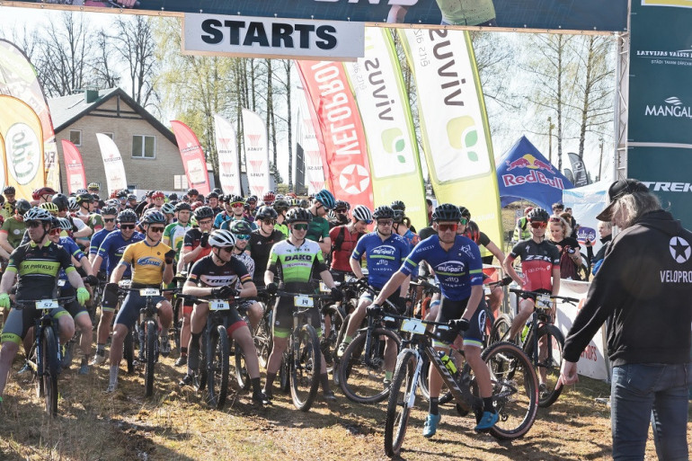 FOTO: Ķegumā atklāta lielākā kalnu divriteņu “Vivus MTB maratona” sezona
