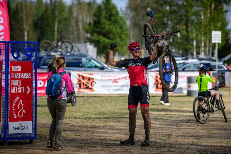 FOTO: Ķegumā atklāta lielākā kalnu divriteņu “Vivus MTB maratona” sezona