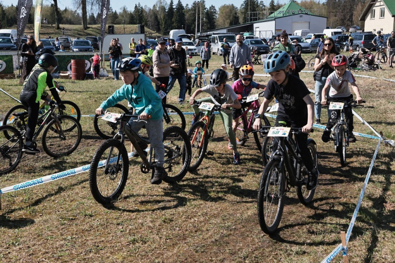 FOTO: Ķegumā atklāta lielākā kalnu divriteņu “Vivus MTB maratona” sezona