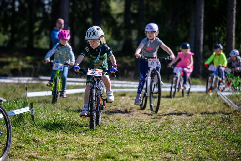 FOTO: Ķegumā atklāta lielākā kalnu divriteņu “Vivus MTB maratona” sezona