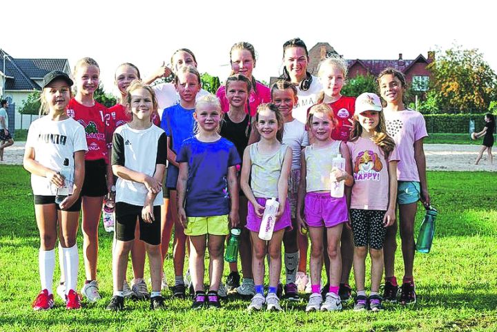 Meitenes turpina florbola treniņus