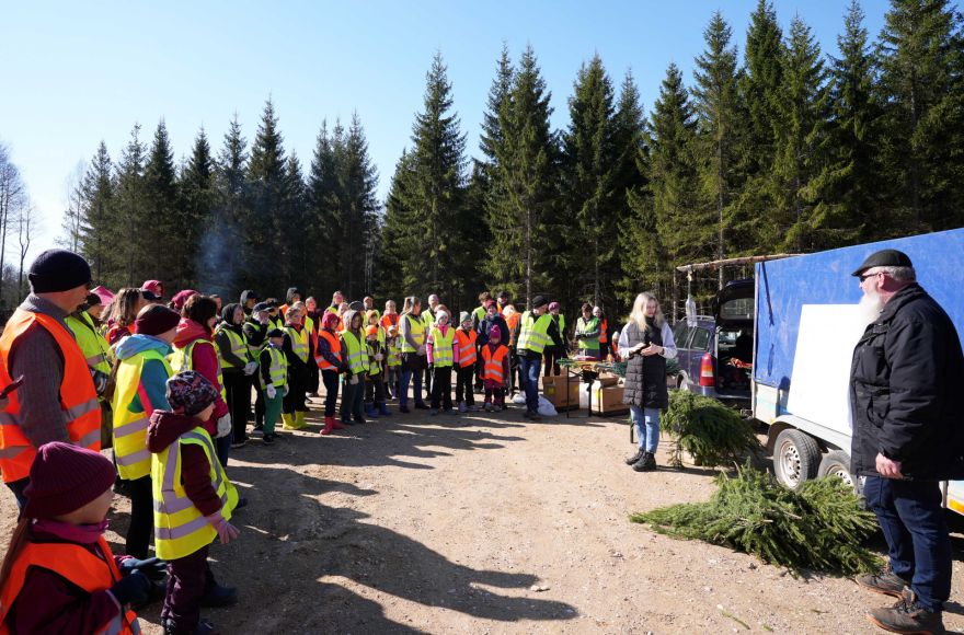 FOTO: Pie Ikšķiles, Kaibalas un Klintaines izvietos 450 mākslīgās nārsta ligzdas zivīm