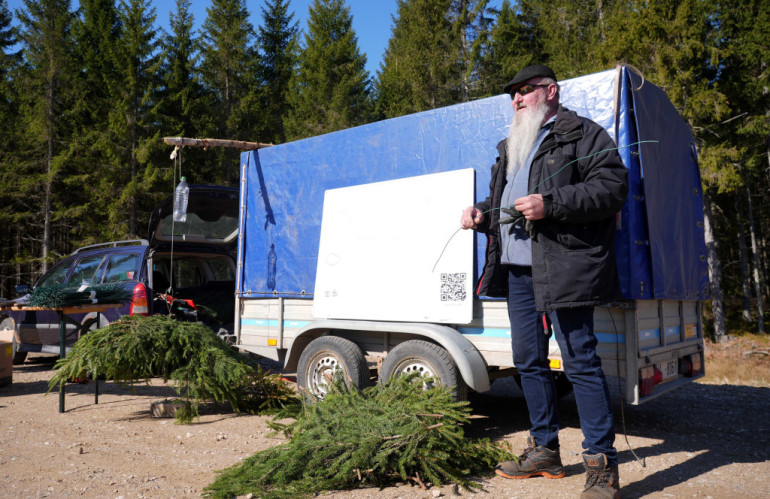 FOTO: Pie Ikšķiles, Kaibalas un Klintaines izvietos 450 mākslīgās nārsta ligzdas zivīm