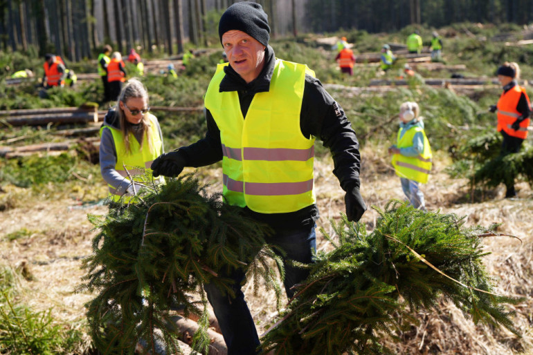 FOTO: Pie Ikšķiles, Kaibalas un Klintaines izvietos 450 mākslīgās nārsta ligzdas zivīm