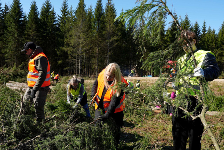 FOTO: Pie Ikšķiles, Kaibalas un Klintaines izvietos 450 mākslīgās nārsta ligzdas zivīm
