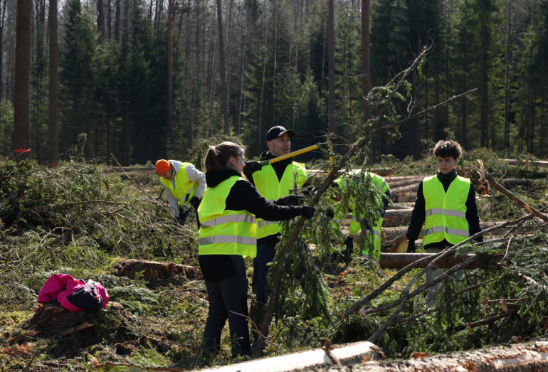 FOTO: Pie Ikšķiles, Kaibalas un Klintaines izvietos 450 mākslīgās nārsta ligzdas zivīm