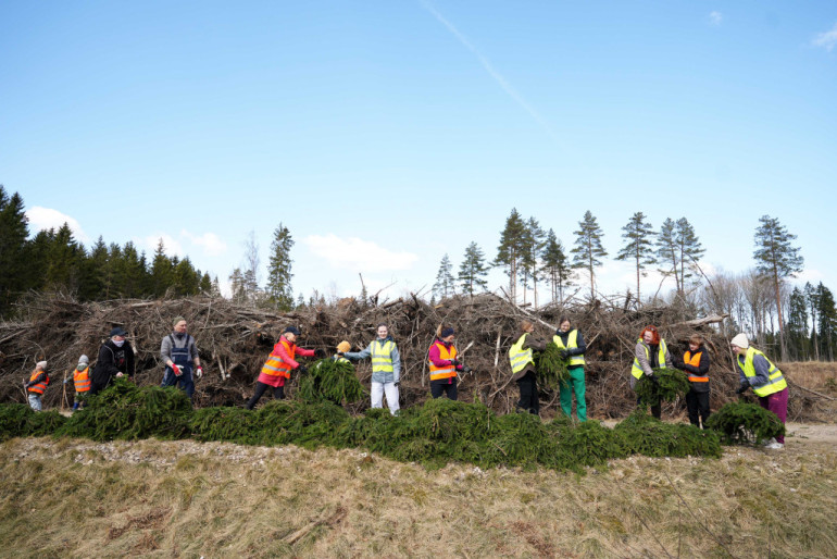 FOTO: Pie Ikšķiles, Kaibalas un Klintaines izvietos 450 mākslīgās nārsta ligzdas zivīm