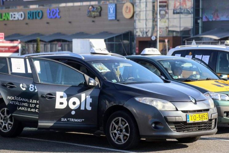 Attēls rakstam: Taksisti izgāja ielās – un visi beidzot ieraudzīja pašas ielas. Cilvēki runā par tām vairāk, nekā par streiku