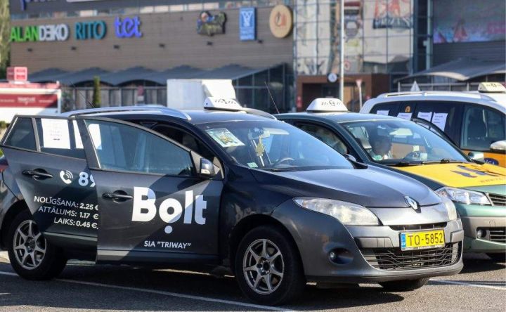 Taksisti izgāja ielās – un visi beidzot ieraudzīja pašas ielas. Cilvēki runā par tām vairāk, nekā par streiku