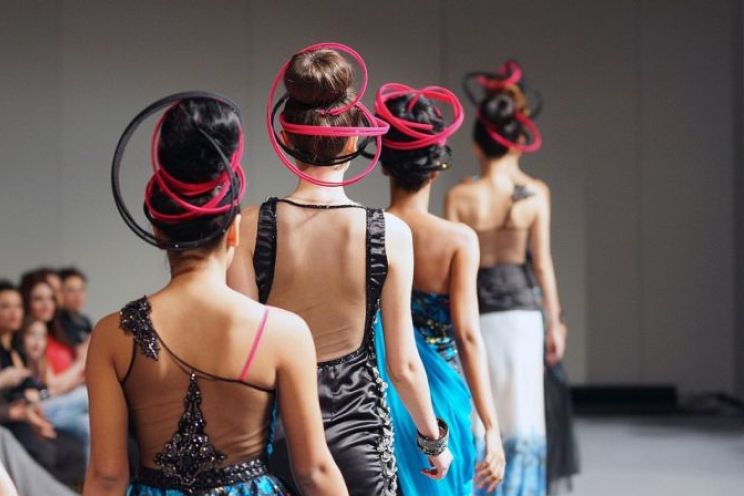 Attēls rakstam: Atbild iedzīvotāji. Ko jūs domājat par pusaudžu iesaistīšanu modes un skaistuma industrijā?