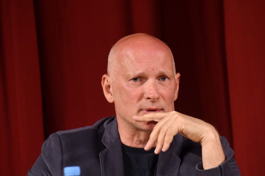 Alvis Hermanis nosauc sabiedrību par bezcerīgu un liek noprast, ka pamet kustību "Bez partijām"