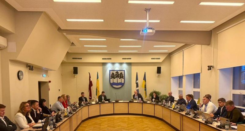 Opozīcijas prasība izgāžas: Helmaņa demisiju neatbalsta