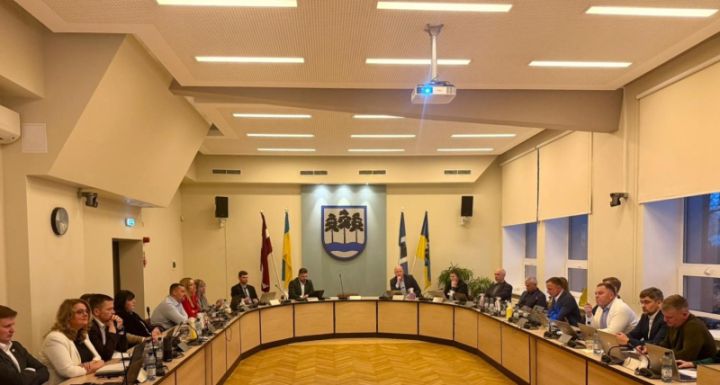 Opozīcijas prasība izgāžas: Helmaņa demisiju neatbalsta