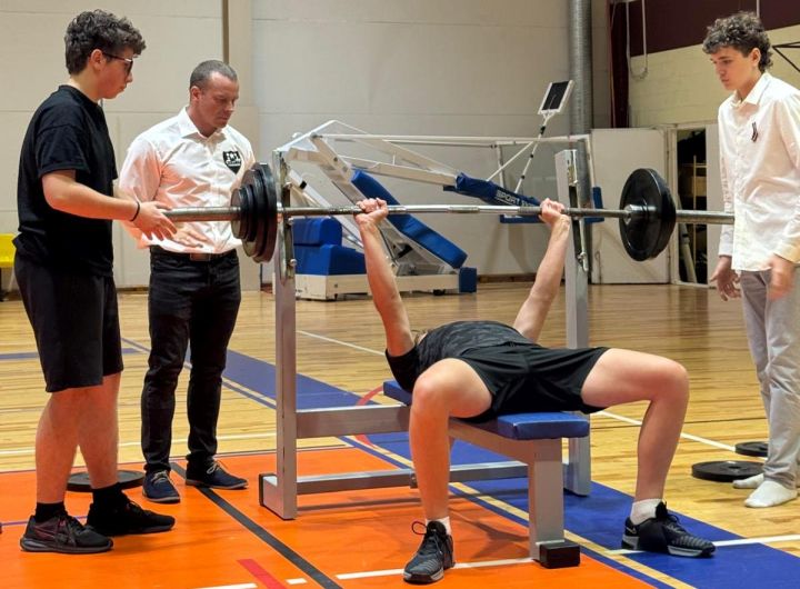 Noskaidroti spēcīgākie Ogres novada skolēni svaru stieņa spiešanā guļus (foto)