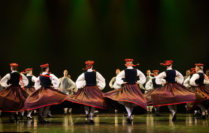 Deju kolektīva "Daina" koncerts "Apvīt māmiņas sirdi"