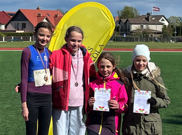 FOTO: jaunajiem vieglatlētiem daudz medaļu sezonas atklāšanas sacensībās Salaspilī