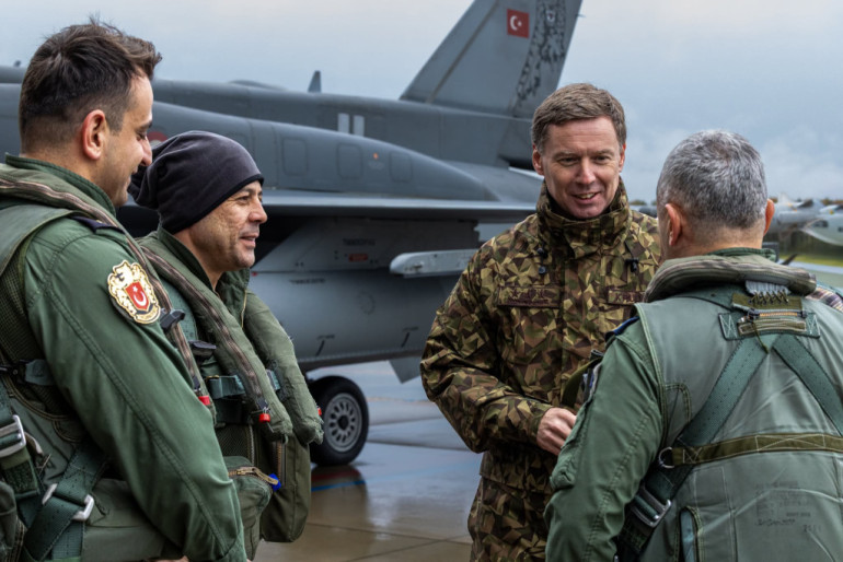  FOTO: Lielvārdē atkal ieradušies Turcijas iznīcinātāji F-16 – sargās Baltijas valstu gaisa telpu
