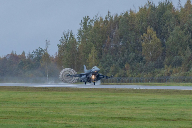  FOTO: Lielvārdē atkal ieradušies Turcijas iznīcinātāji F-16 – sargās Baltijas valstu gaisa telpu