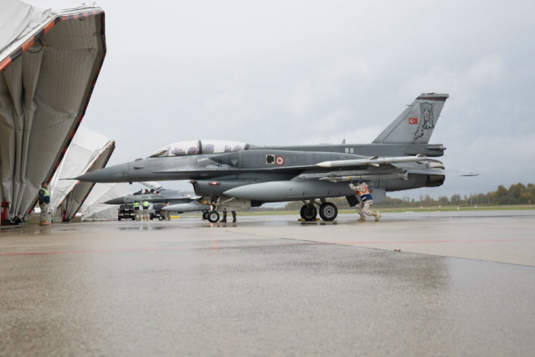  FOTO: Lielvārdē atkal ieradušies Turcijas iznīcinātāji F-16 – sargās Baltijas valstu gaisa telpu