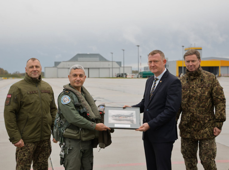  FOTO: Lielvārdē atkal ieradušies Turcijas iznīcinātāji F-16 – sargās Baltijas valstu gaisa telpu