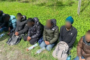 Attēls rakstam: Birzgales pagastā aizturēti astoņi nelegālie migranti – aculiecinieks ziņoja par aizdomīgiem stopētājiem