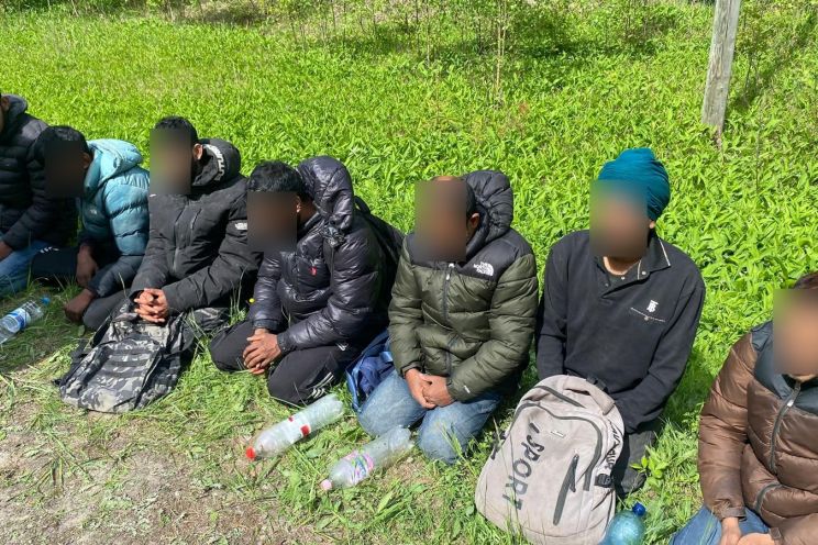 Attēls rakstam: Birzgales pagastā aizturēti astoņi nelegālie migranti – aculiecinieks ziņoja par aizdomīgiem stopētājiem
