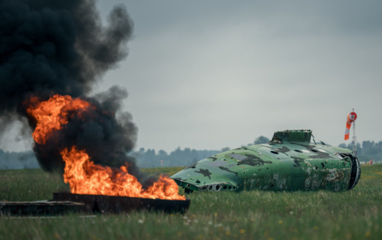 FOTO: Holivudas filmu cienīgi skati Lielvārdē: dienesti glābj cilvēkus inscenētā aviokatastrofā