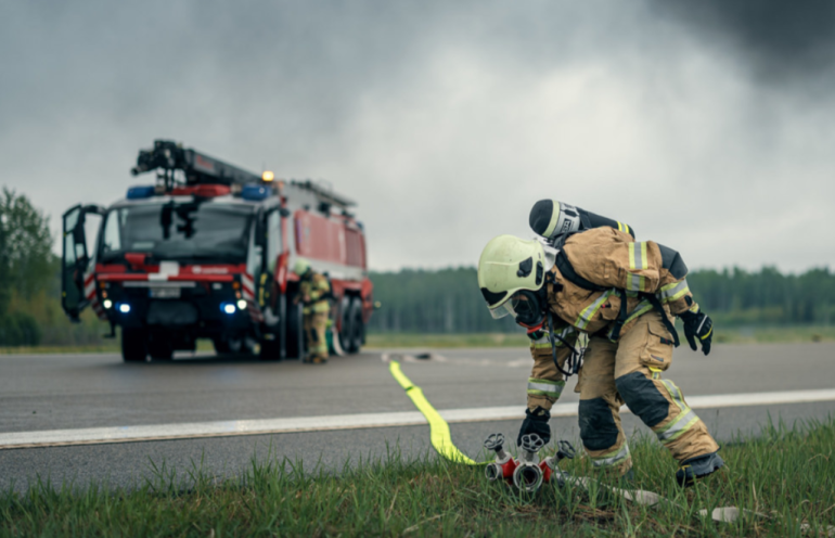 FOTO: Holivudas filmu cienīgi skati Lielvārdē: dienesti glābj cilvēkus inscenētā aviokatastrofā