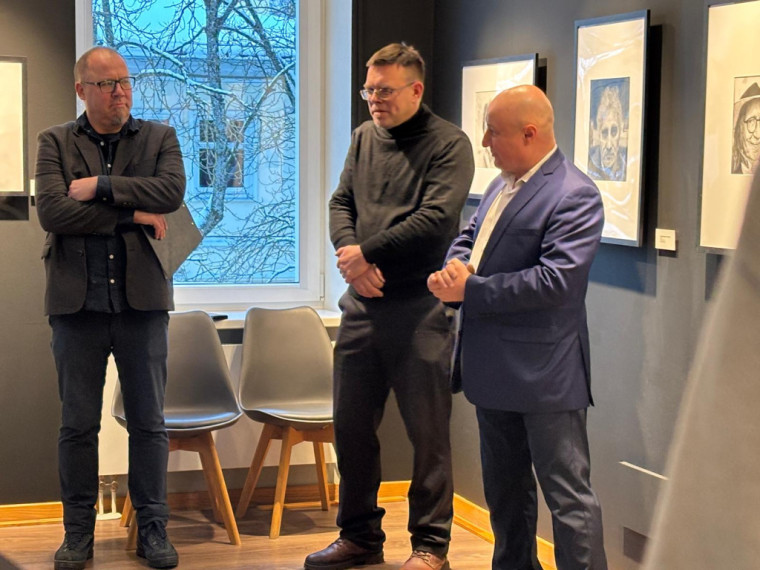 FOTO: Gluži kā īstas fotogrāfijas! Ogrē atklāta mākslinieka Modra Brasliņa melnbalto zīmējumu izstāde "Divi"