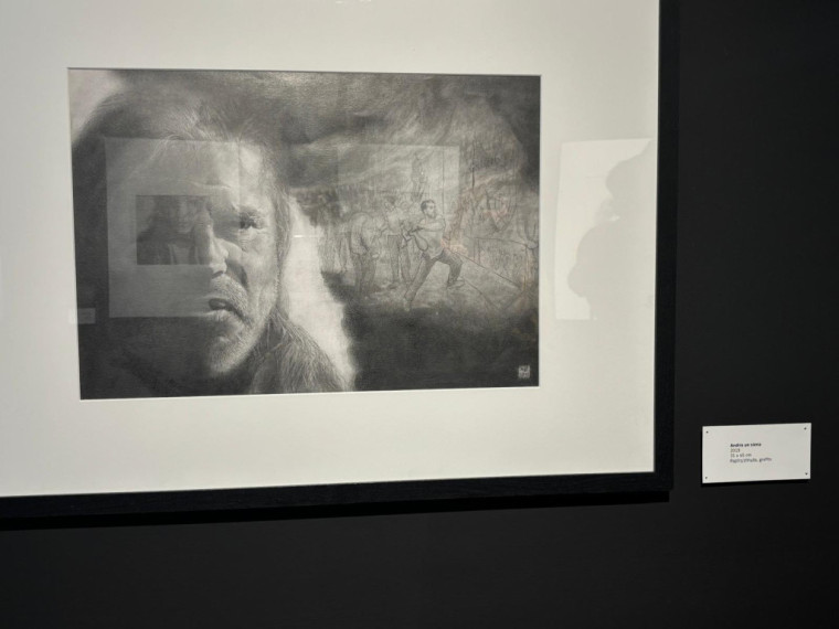 FOTO: Gluži kā īstas fotogrāfijas! Ogrē atklāta mākslinieka Modra Brasliņa melnbalto zīmējumu izstāde "Divi"