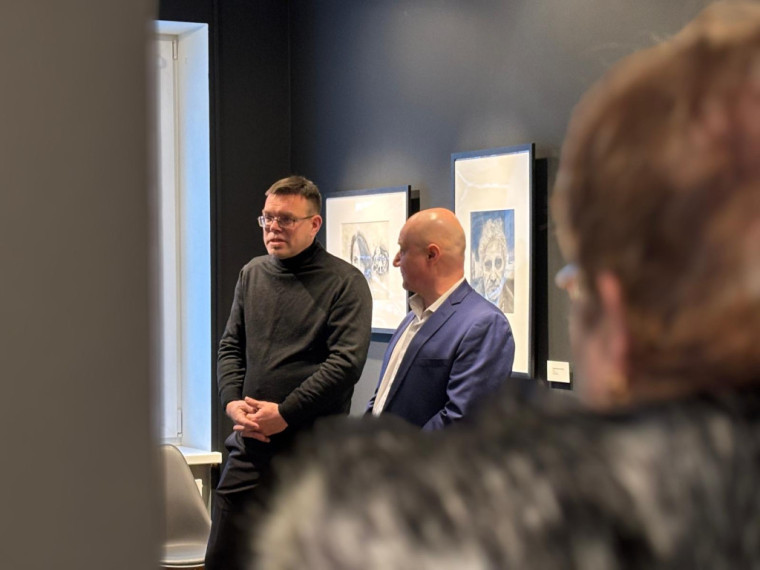 FOTO: Gluži kā īstas fotogrāfijas! Ogrē atklāta mākslinieka Modra Brasliņa melnbalto zīmējumu izstāde "Divi"