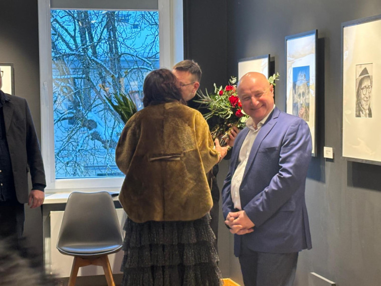 FOTO: Gluži kā īstas fotogrāfijas! Ogrē atklāta mākslinieka Modra Brasliņa melnbalto zīmējumu izstāde "Divi"