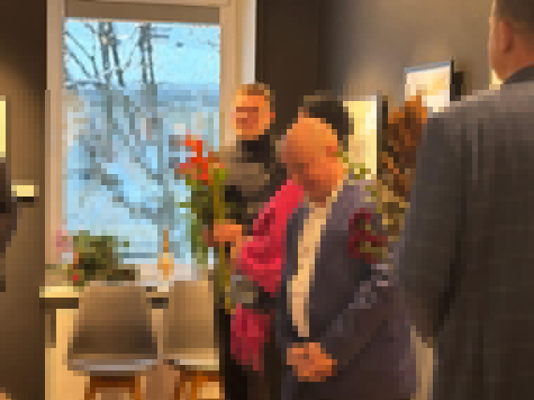 FOTO: Gluži kā īstas fotogrāfijas! Ogrē atklāta mākslinieka Modra Brasliņa melnbalto zīmējumu izstāde "Divi"