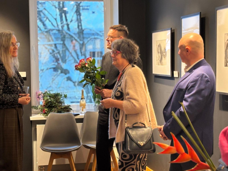 FOTO: Gluži kā īstas fotogrāfijas! Ogrē atklāta mākslinieka Modra Brasliņa melnbalto zīmējumu izstāde "Divi"