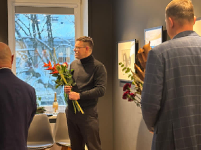 FOTO: Gluži kā īstas fotogrāfijas! Ogrē atklāta mākslinieka Modra Brasliņa melnbalto zīmējumu izstāde "Divi"