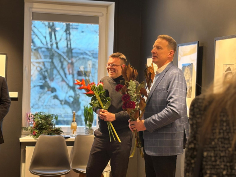 FOTO: Gluži kā īstas fotogrāfijas! Ogrē atklāta mākslinieka Modra Brasliņa melnbalto zīmējumu izstāde "Divi"