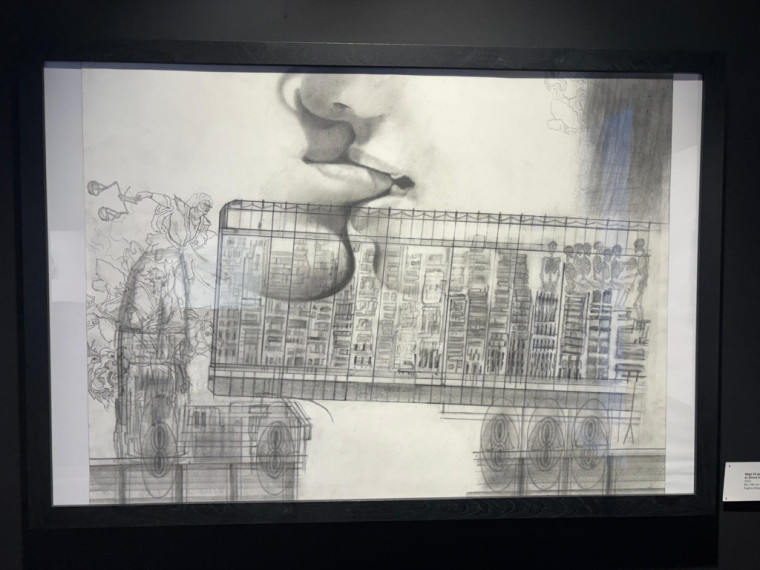 FOTO: Gluži kā īstas fotogrāfijas! Ogrē atklāta mākslinieka Modra Brasliņa melnbalto zīmējumu izstāde "Divi"