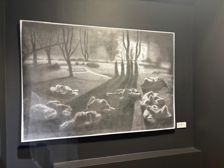 FOTO: Gluži kā īstas fotogrāfijas! Ogrē atklāta mākslinieka Modra Brasliņa melnbalto zīmējumu izstāde "Divi"