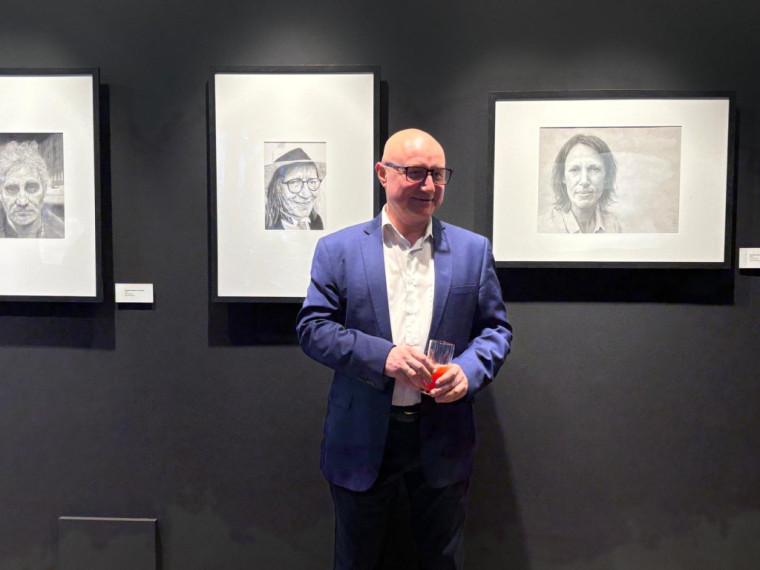 FOTO: Gluži kā īstas fotogrāfijas! Ogrē atklāta mākslinieka Modra Brasliņa melnbalto zīmējumu izstāde "Divi"