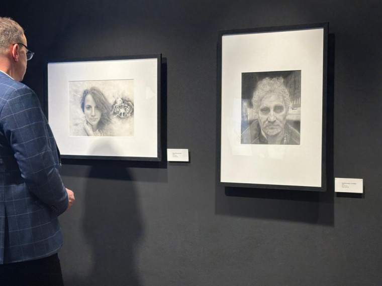 FOTO: Gluži kā īstas fotogrāfijas! Ogrē atklāta mākslinieka Modra Brasliņa melnbalto zīmējumu izstāde "Divi"