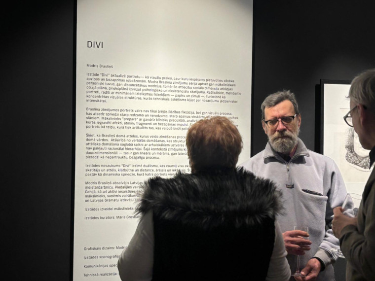 FOTO: Gluži kā īstas fotogrāfijas! Ogrē atklāta mākslinieka Modra Brasliņa melnbalto zīmējumu izstāde "Divi"