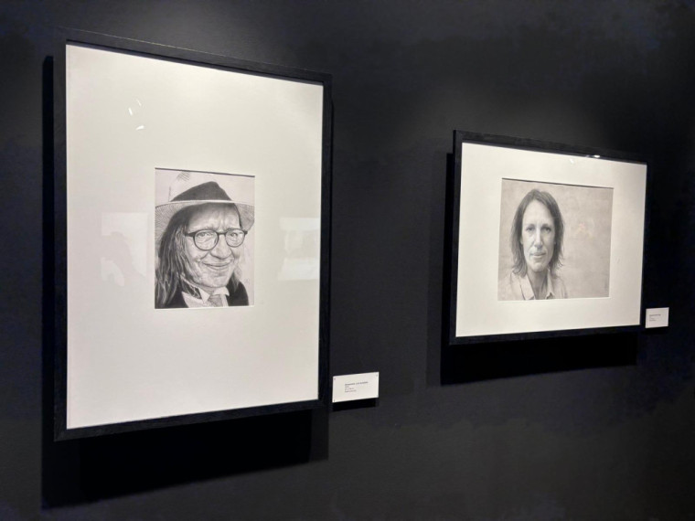 FOTO: Gluži kā īstas fotogrāfijas! Ogrē atklāta mākslinieka Modra Brasliņa melnbalto zīmējumu izstāde "Divi"