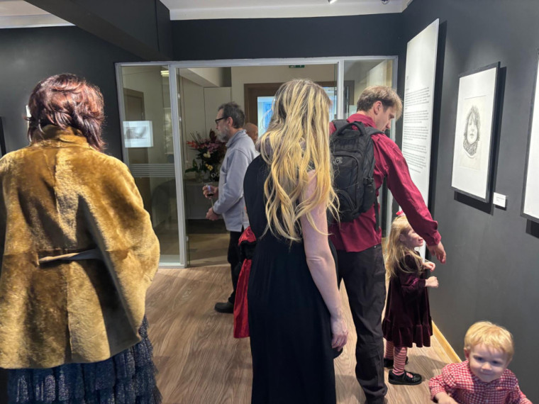 FOTO: Gluži kā īstas fotogrāfijas! Ogrē atklāta mākslinieka Modra Brasliņa melnbalto zīmējumu izstāde "Divi"