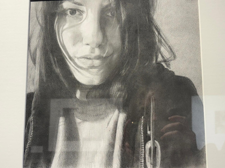 FOTO: Gluži kā īstas fotogrāfijas! Ogrē atklāta mākslinieka Modra Brasliņa melnbalto zīmējumu izstāde "Divi"