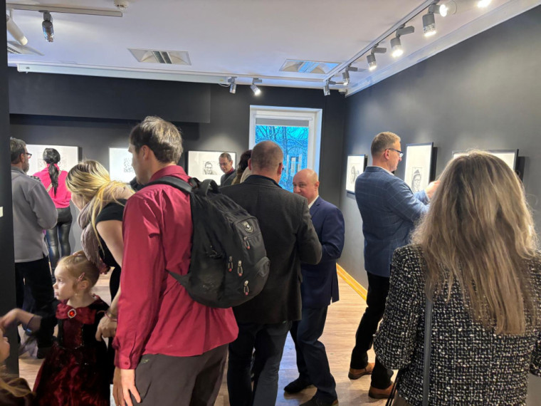 FOTO: Gluži kā īstas fotogrāfijas! Ogrē atklāta mākslinieka Modra Brasliņa melnbalto zīmējumu izstāde "Divi"