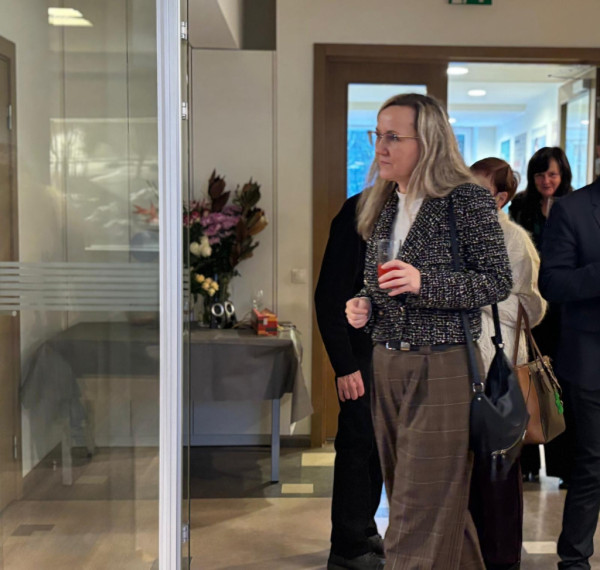 FOTO: Gluži kā īstas fotogrāfijas! Ogrē atklāta mākslinieka Modra Brasliņa melnbalto zīmējumu izstāde "Divi"