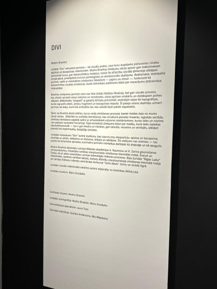 FOTO: Gluži kā īstas fotogrāfijas! Ogrē atklāta mākslinieka Modra Brasliņa melnbalto zīmējumu izstāde "Divi"