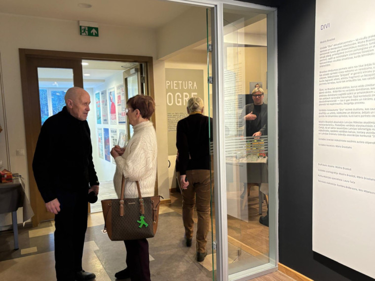 FOTO: Gluži kā īstas fotogrāfijas! Ogrē atklāta mākslinieka Modra Brasliņa melnbalto zīmējumu izstāde "Divi"