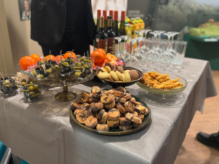 FOTO: Gluži kā īstas fotogrāfijas! Ogrē atklāta mākslinieka Modra Brasliņa melnbalto zīmējumu izstāde "Divi"